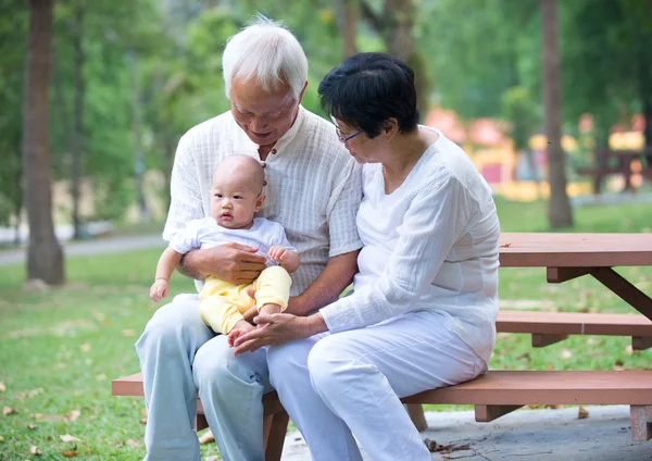 Chinese grootvader spelen met baby — Stockfoto