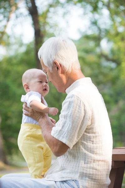Avô com seu filho — Fotografia de Stock