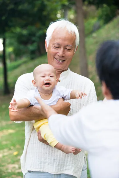 Азиатский ребенок с бабушкой и дедушкой — стоковое фото
