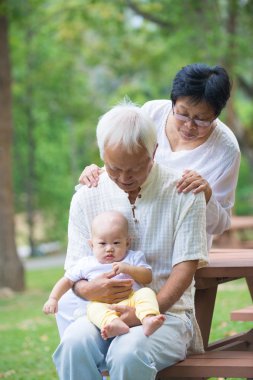 dedesi bebekle oynarken