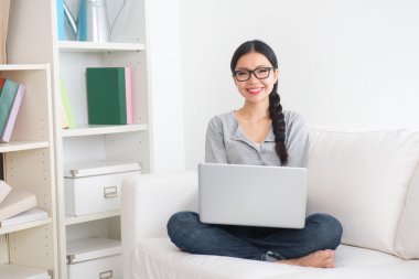 dizüstü bilgisayar kullanan kız