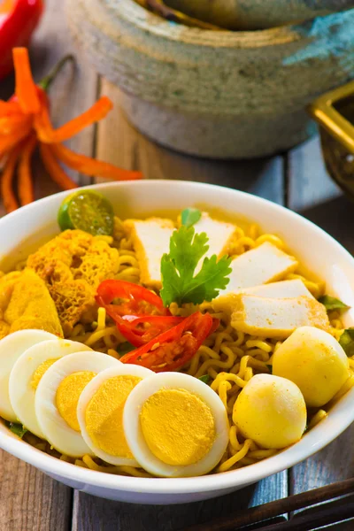 Spicy curry instant noodles — Stock Photo, Image