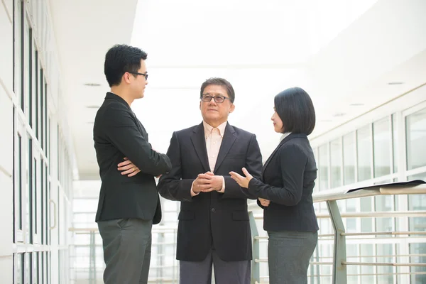 Aziatische business teamvergadering — Stockfoto