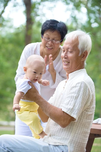 Grands-parents jouant avec bébé — Photo