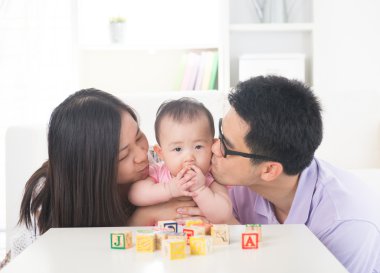 Bebek öpücüğü veren veliler