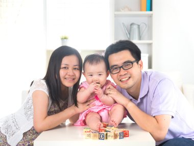 Ebeveynler Bebekle Oynuyor