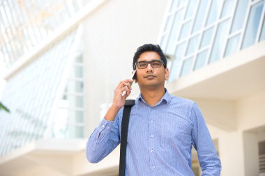 bir akıllı telefon kullanan iş adamı