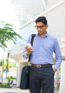 bir akıllı telefon kullanan iş adamı