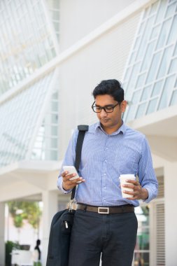 bir akıllı telefon kullanan iş adamı