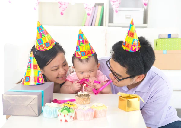 Bébé avec famille célébrant — Photo