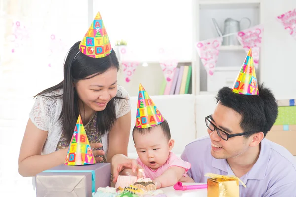 Bebé con familia celebrando — Foto de Stock