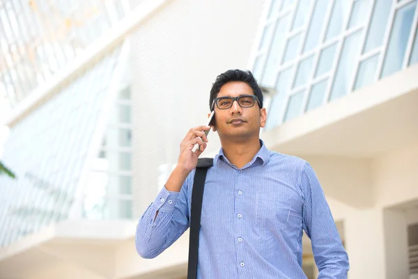 Affärsman med hjälp av en smart telefon — Stockfoto