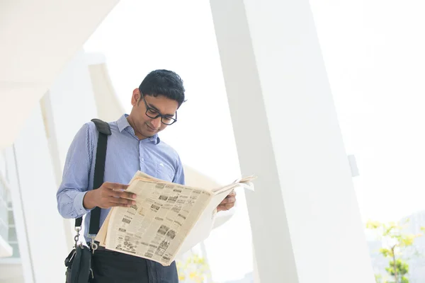 Geschäftsmann liest Zeitung — Stockfoto