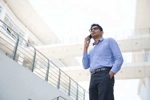 Zakenman met behulp van een slimme telefoon — Stockfoto