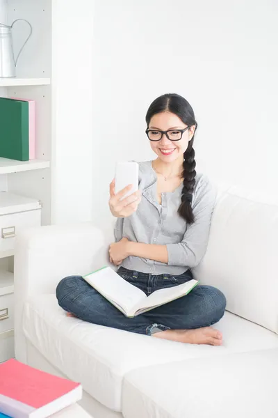 Ragazza con smartphone — Foto Stock