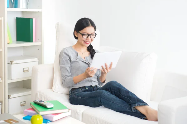 Ragazza utilizzando il computer portatile — Foto Stock