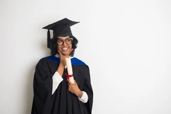 Mujer india graduada pensando — Foto de Stock