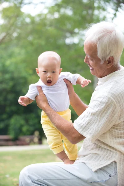 Aziatische grootvader met zoon — Stockfoto