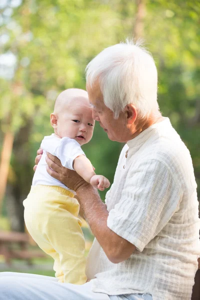 Asiático abuelo con hijo — Foto de Stock