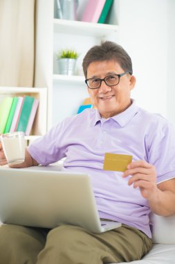 Senior asian erkek online alışveriş
