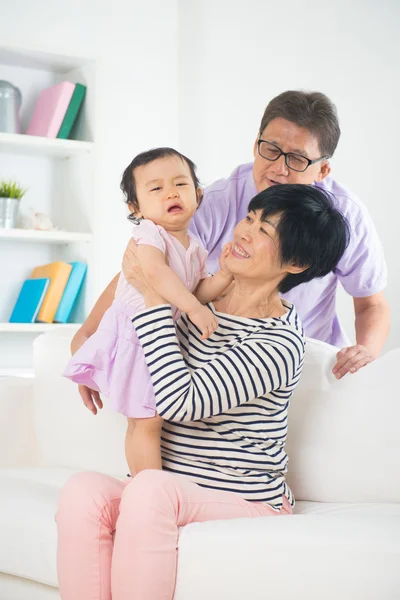 Abuelos con nieta —  Fotos de Stock