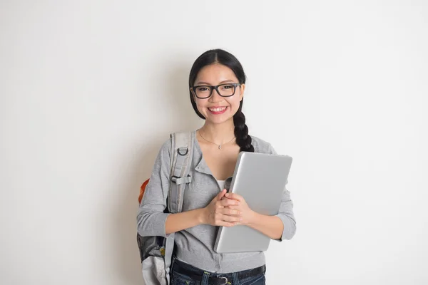 Aziatische jonge vrouwelijke student met laptop — Stockfoto