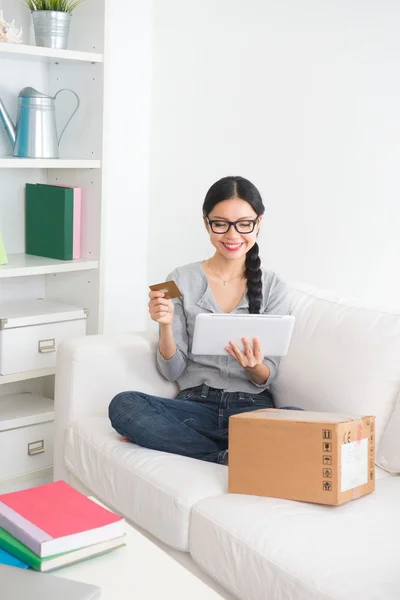 Mujer compras en línea — Foto de Stock