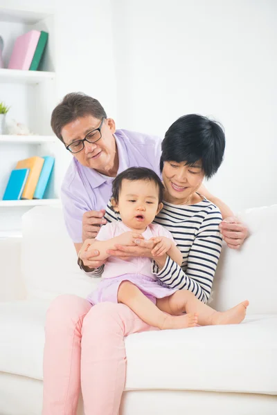 Asiático abuelos con granddaugther — Foto de Stock