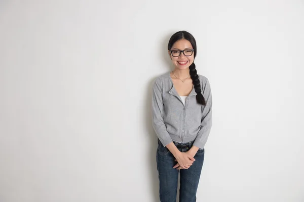 Asiatische junge Studentin lächelt — Stockfoto