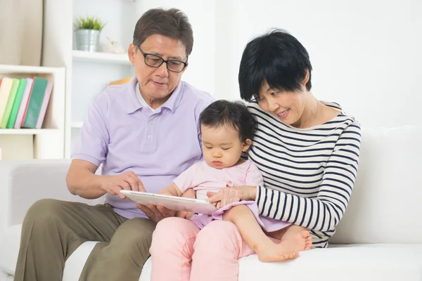 Asiatique grands parents enseignement petite-fille — Photo