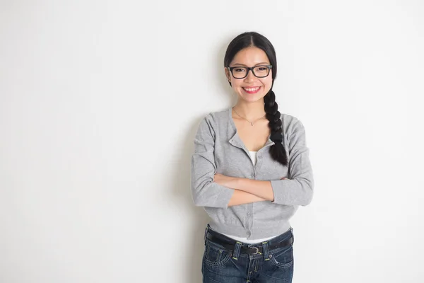 Aziatische vrouw lachend met vrijetijdskleding en jeans — Stockfoto