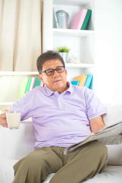 Senior asiático chino leyendo periódico —  Fotos de Stock