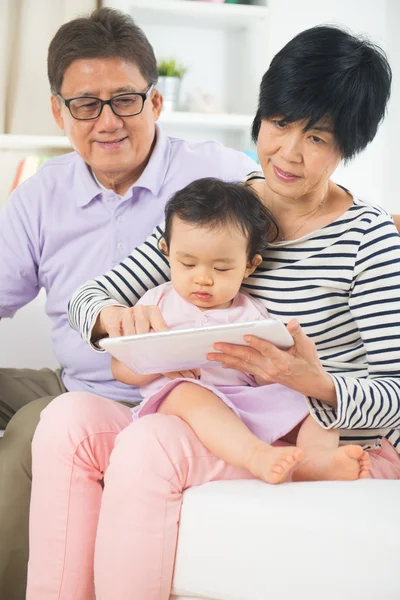 Asiatiska grand föräldrar undervisning barnbarn — Stockfoto