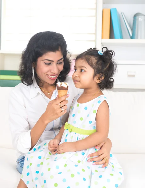 Madre godendo di gelato con sua figlia — Foto Stock