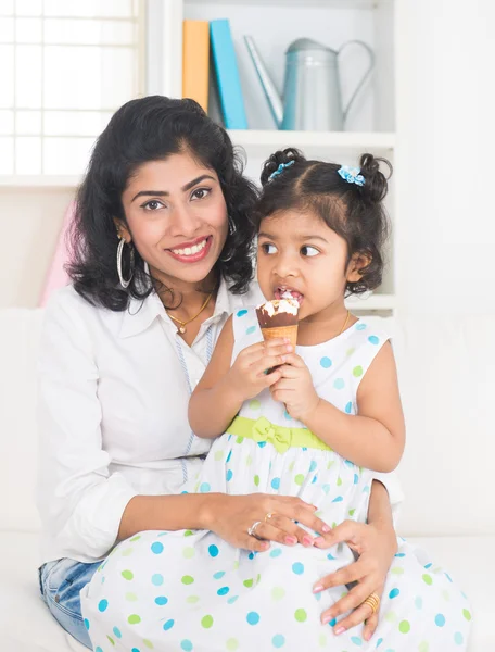 Mutter mit ihrer Tochter — Stockfoto