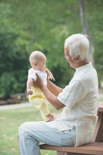 Дедушка развлекается со своим внуком. — стоковое фото