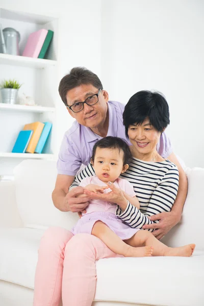 Grand-parents avec grand-mère — Photo