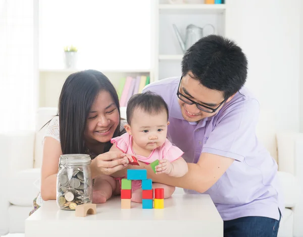女の赤ちゃんと一緒に遊んでアジアの親 — ストック写真