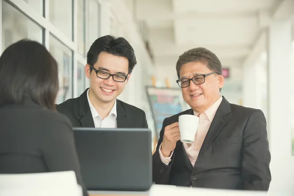 Geschäftsleute diskutieren eine Idee — Stockfoto