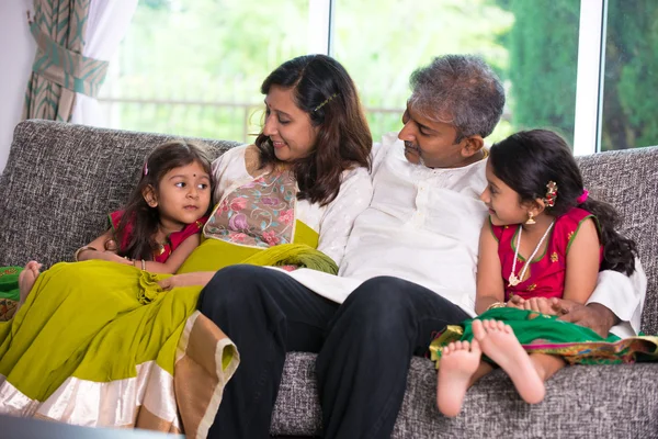 Lycklig indiska familj njuter av kvalitetstid — Stockfoto