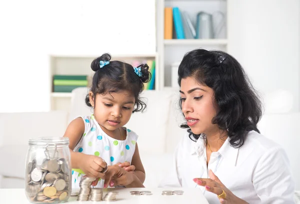 Mor undervisning dotter på finansiell planering — Stockfoto