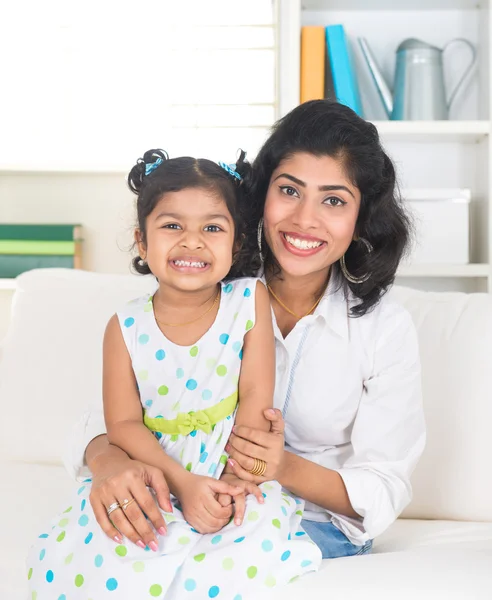 Indiska mor och dotter leende — Stockfoto