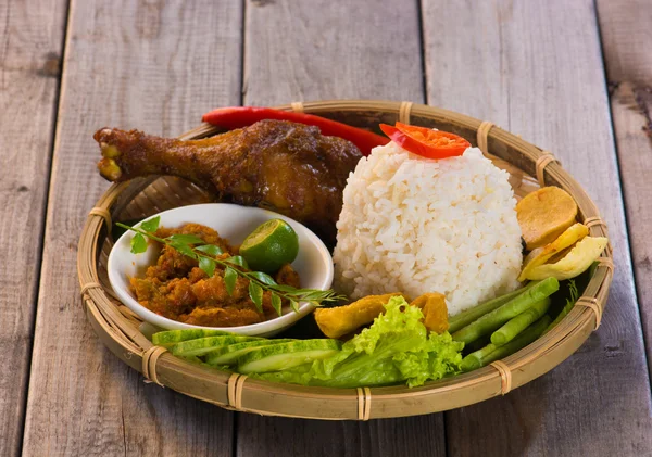 Pierna de pollo con arroz — Foto de Stock