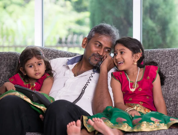 Père avec ses filles — Photo