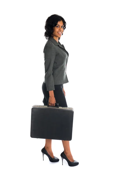 Femme d'affaires indienne avec valise — Photo