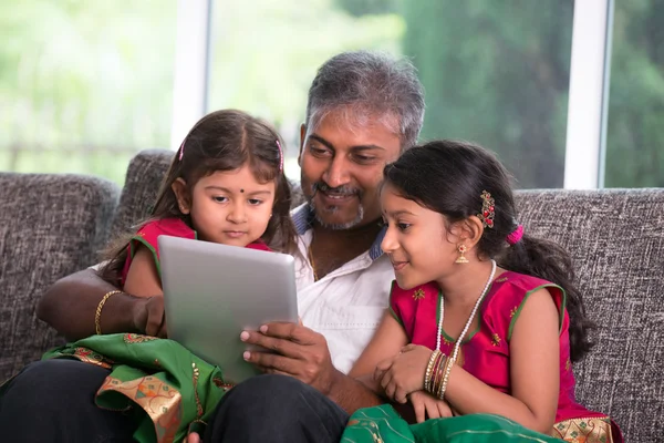 Pai com suas filhas usando um computador tablet — Fotografia de Stock