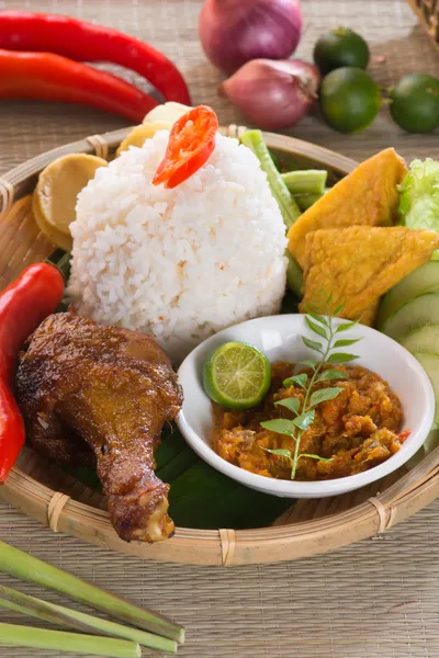 Indonesian fried chicken rice — Stock Photo, Image