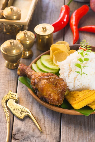 Жареный куриный рис Индонезии — стоковое фото
