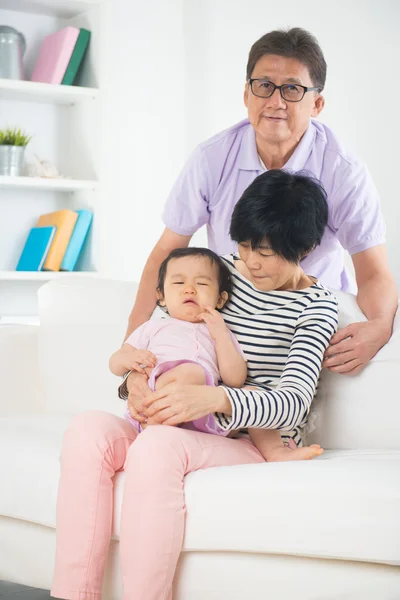 Asiático avós confortando seu grand daugther — Fotografia de Stock