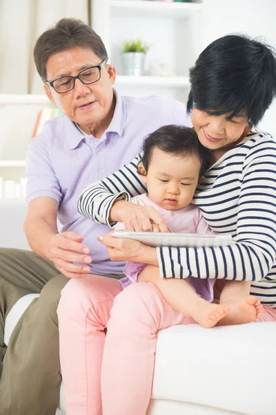 Asiáticos abuelos enseñanza nieta internet — Foto de Stock
